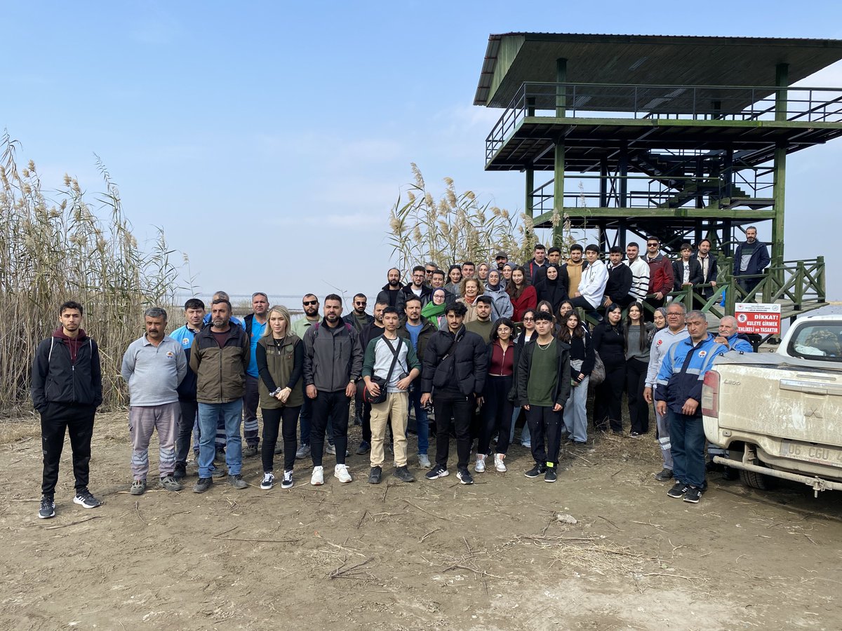 cukurova_suf's tweet photo. Prof. Dr. Fatma Çevik’in koordinatörlüğündeki Limnoloji dersi kapsamında Akyatan Lagünü’ne düzenlenen teknik gezide öğrencilerimiz kuş gözlemi ve sahil temizliği yaptı. Lagün ekosistemi, koruma alanları ile yaban yaşamı hakkında bilgilendirildi.
Emeği geçen herkese teşekkürler 💚 https://t.co/XRZDPZ2MYr