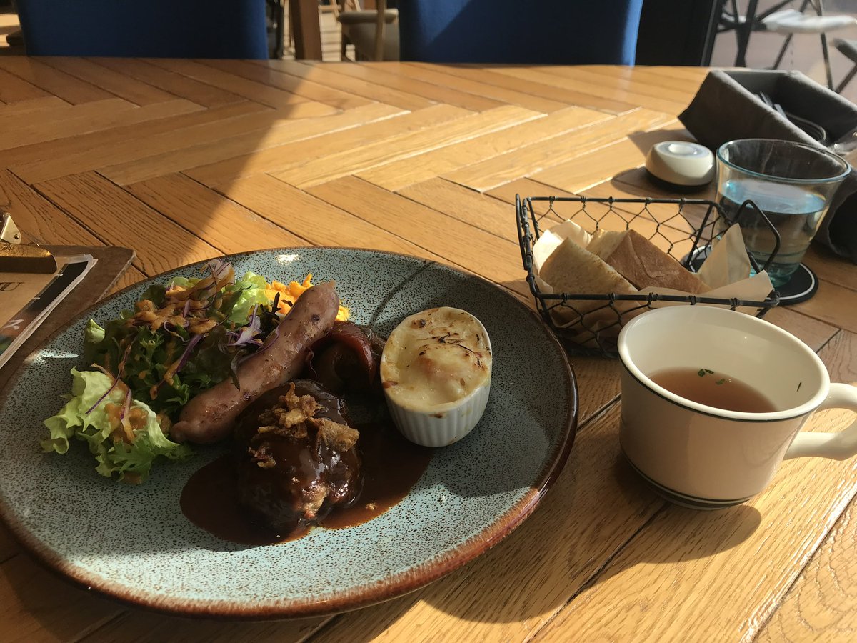 konie060's tweet photo. 藤沢市の複合施設内にある「3+3CAFE」さんのランチ🍴テラス席もあり海と江ノ島が見えます🏝️伝票ひとつにも心遣いが。とても居心地の良いお店でした。#藤沢市 #Fプレイス https://t.co/frlxuJUkrX