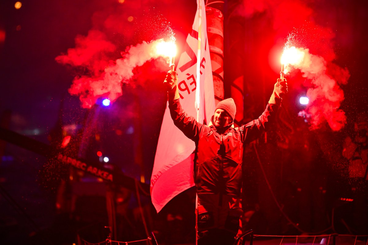 Le moment tant attendu est enfin arrivé pour Yoann Richomme : la remontée du chenal ! 😍 Ses supporters, qui se sont levés aux aurores, sont venus en nombre pour l'accueillir après son tour du monde. 🌍