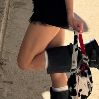 saintshyo's tweet photo. her leg muscles could melt a stick of butter https://t.co/cutqV4c8NY