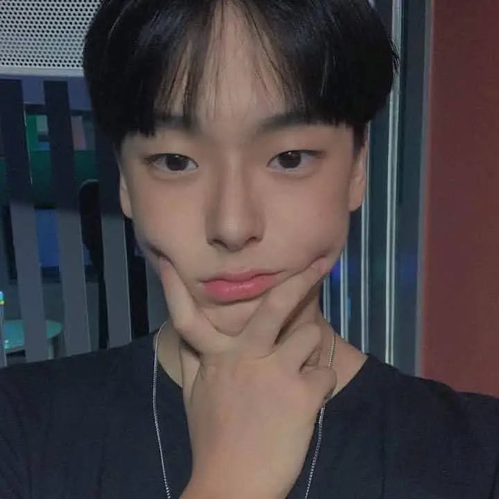 nachst's tweet photo. #OhHyunjun pre-debut pict
a thread. 

#SMTR25 #SMTOWN #PinkHairTraineeSM  #오현준 #핑크머리 #SM https://t.co/BPnL87ISlk