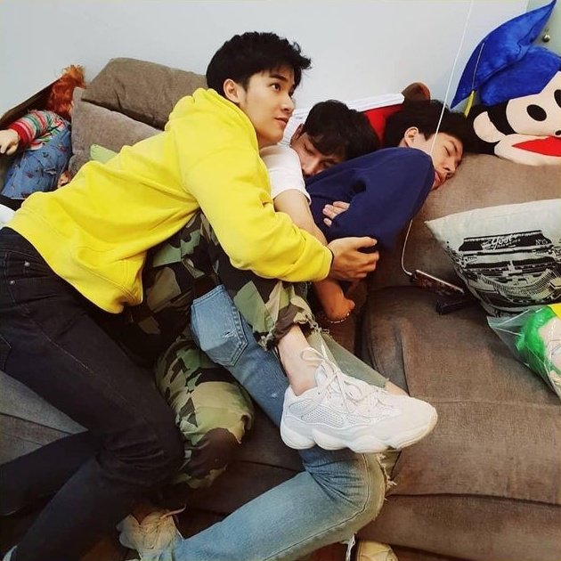 kanmaniyee's tweet photo. My comfort trio 🤍
#Tawan_V #OffJumpol #GunAtthaphan #OffGunTay https://t.co/f1y4bAVyC1