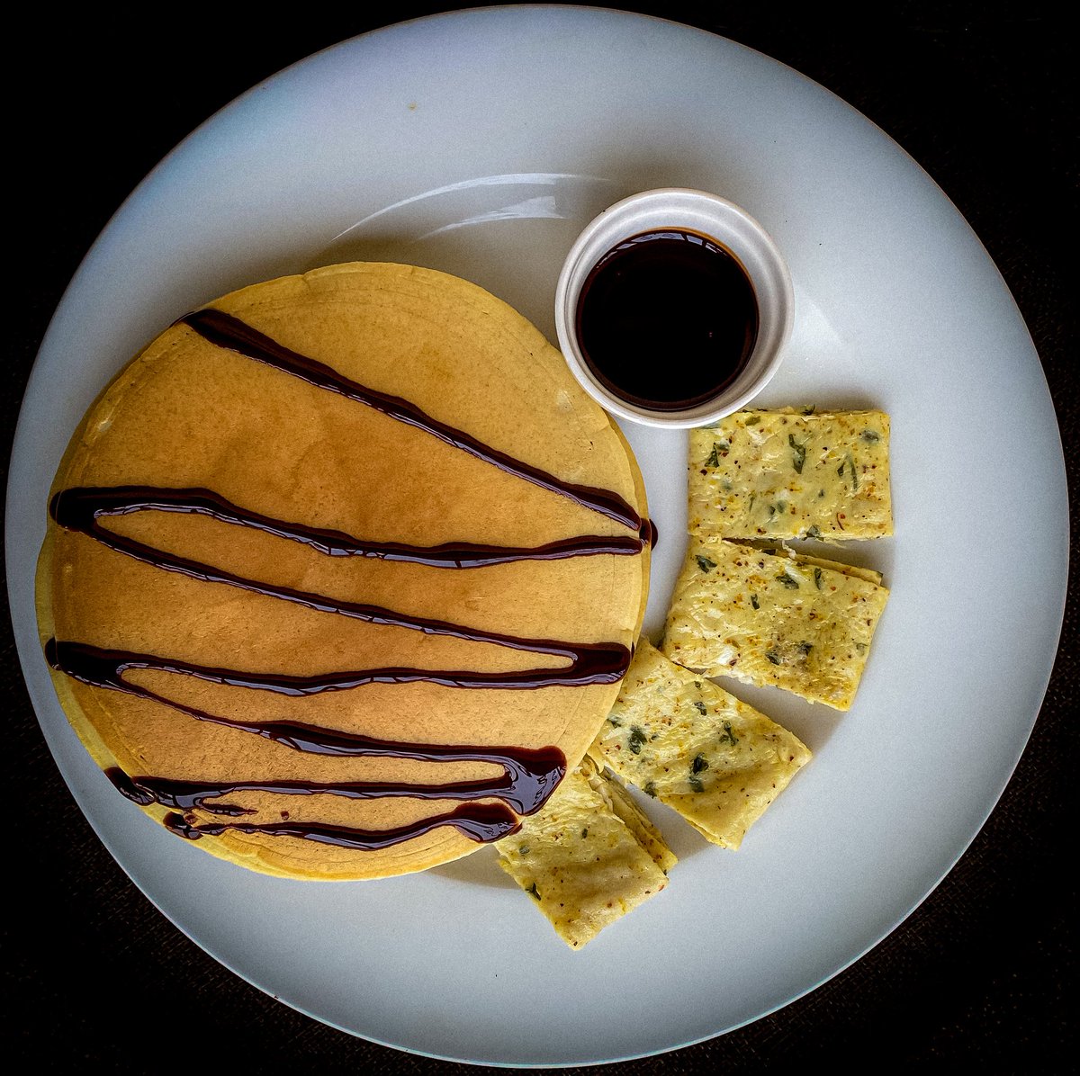 Perfektos20's tweet photo. FOOD MORNING 🌄, MY NEIGHBOURS. IT'S WORTHWHILE WEDNESDAY 🔥. Cinnamon Flavoured Pancakes, Omelette-Cuts, and Chocolate Syrup. 

Breakfast is SERVED!!!
😋😋😋 https://t.co/Sp1D5WdKem