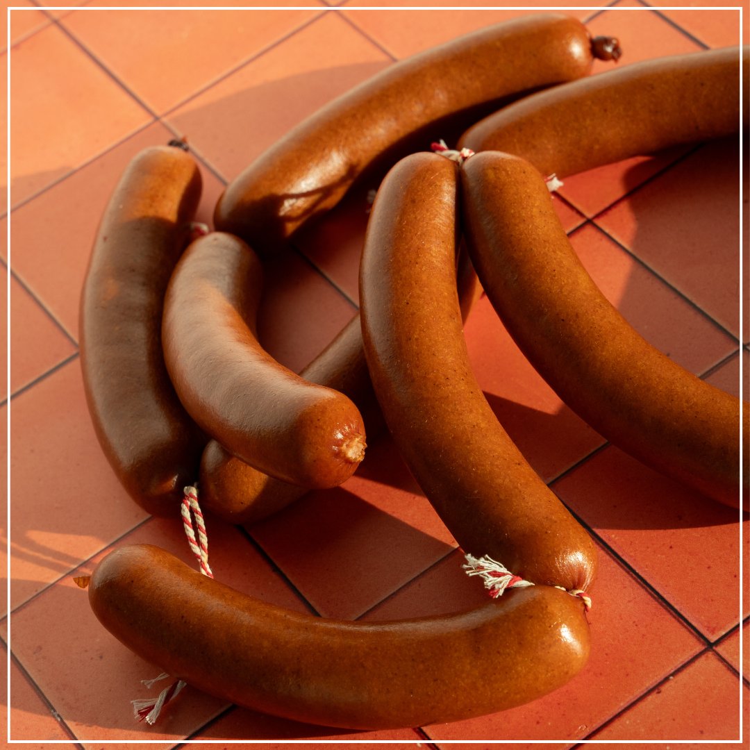 🌭 𝗡𝗜𝗘𝗨𝗪! Na een lange periode testen &amp; proeven, presenteren we met trots onze vegetarische rookworst! Zonder kunstmatige toevoegingen, met de vertrouwde smaak. Proef ‘m tot 16 januari bij stand 126 in hal 8 tijdens de #Horecava!