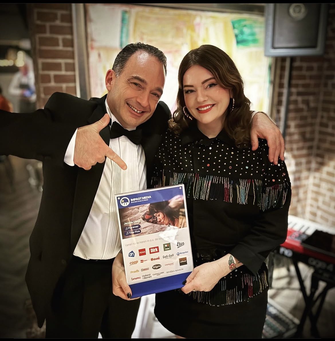 🎉🍾Wat een toffe verrassing dat ik deze Oorkonde heb mogen ontvangen van @impaqtmedia door @guyondasilva omdat mijn 2 nieuwste songs The Fire en #Forever nu ook op High Rotation worden gedraaid in vele duizenden winkels. ✨🎵 ⚡️ 
#JennieLena #JennieLenaAndTheFreeSouls