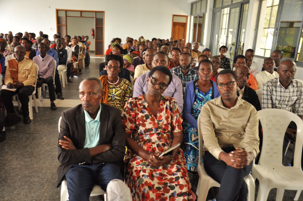 Ibi biganiro bibera i Gihinga byitabiriwe n'Umuyobozi w'Akarere <a href="/SylvereDr/">Dr. NAHAYO Sylvere</a>, itsinda rya <a href="/Unity_MemoryRw/">Ministry of National Unity and Civic Engagement</a> riyobowe na <a href="/alice_kayumba/">Alice KAYUMBA UWERA</a> Umuyobozi Mukuru ushinzwe ubumwe n'ubudaheranwa muri #MINUBUMWE n'abahagarariye imiryango irengera inyungu z'abarokotse Jenoside yakorewe Abatutsi