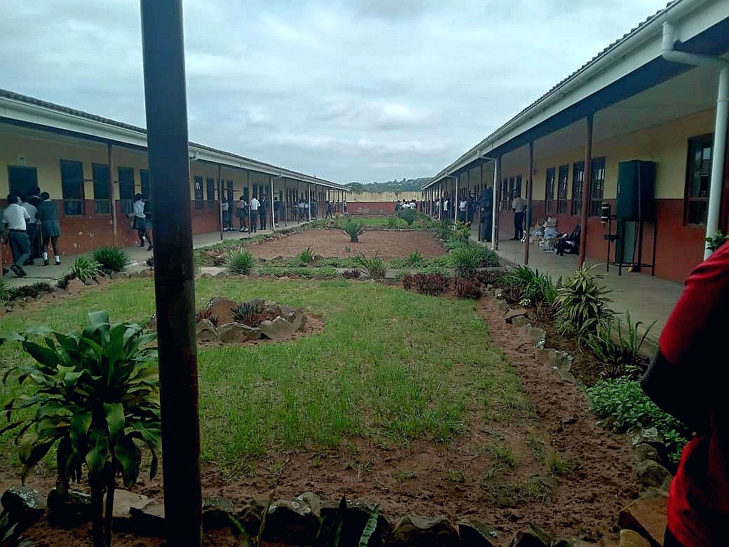 🔻In Pictures🔻

EFF eThekwini Region PR Cllr Xolisile Nqweniso conducted an oversight visit today at Umthala Junior Primary &amp; Ndengezi Intermediate School with ward 12 fighters.
Classes have already started in both schools with no issues.

#UmntanaEskolweni
#BackToSchoolCampaign