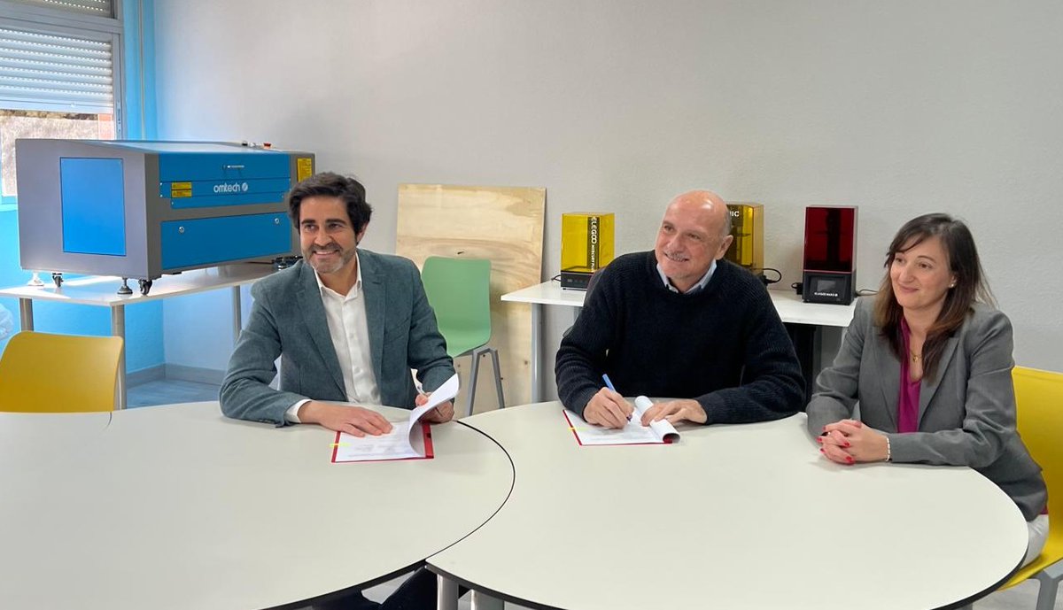 siemens_es's tweet image. 🙌 Ayudamos a reducir la brecha entre la #formación y lo que demandan las empresas 🎓

📝 Hemos incorporado un nuevo miembro a la familia #SINUMERIK CNC: @iesmccoslada
 
Así, los profesores podrán formar con la última #tecnología preparando a los futuros profesionales 🚀