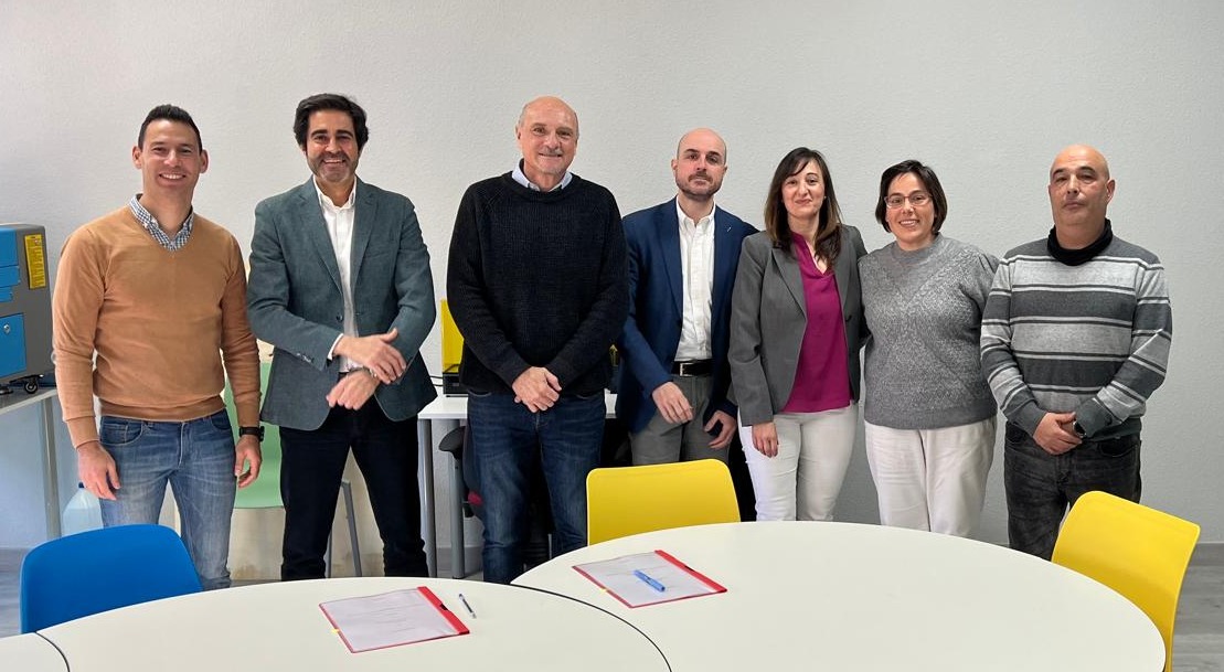 siemens_es's tweet image. 🙌 Ayudamos a reducir la brecha entre la #formación y lo que demandan las empresas 🎓

📝 Hemos incorporado un nuevo miembro a la familia #SINUMERIK CNC: @iesmccoslada
 
Así, los profesores podrán formar con la última #tecnología preparando a los futuros profesionales 🚀