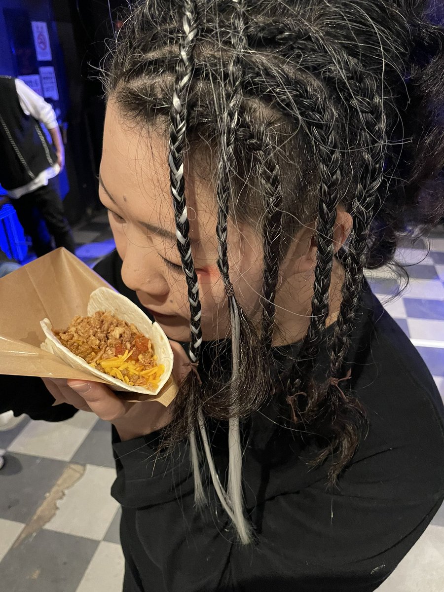 QOFW's tweet image. うますぎ！
1個だけじゃガマンできないな！！
あと2個はいける🌮⸜(*ˊᗜˋ*)⸝

#FREEWING