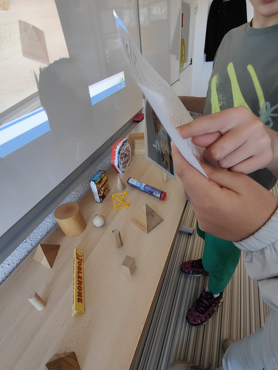 EtwTerp's tweet photo. Activité sur l'identification de solides en 5e
#solides #maths #activite #manipulation https://t.co/rOCqjNfcPC