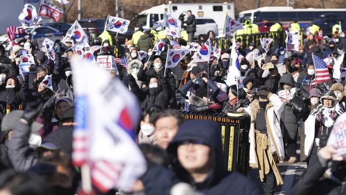 detikcom's tweet photo. #Foto Presiden Korea Selatan Yoon Suk Yeol resmi ditangkap oleh penyidik di kediamannya. Para pendukung menangis saat sang presiden ditangkap.

>> https://t.co/lh0DdwmmUn

Foto: AP Photo/Lee Jin-man https://t.co/0eVPXt9VxR