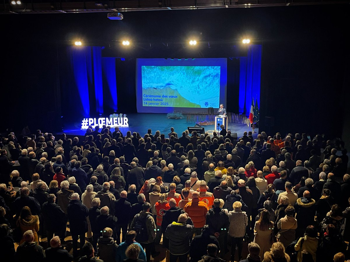 RonanLoas's tweet photo. Cérémonie de vœux | Belle et heureuse année 2025 !
Ensemble, faisons de cette Année des Océans une étape clé pour protéger notre environnement et renforcer notre lien avec la mer.

Ploemeur avance, solidaire et durable. Bloavezh mad à toutes et tous ! https://t.co/axXATZv2Wz