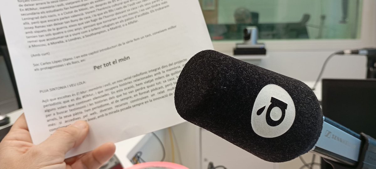 Alcem un mur contra l'oblit. Prompte, més històries d'herois que parlen altres llengües sense oblidar la nostra i als quals donem les gràcies per construir el nostre món. Un món que deia Milanés, no és perfecte però s'acosta al que van somiar.
Merci. Gracias. Thanks. Спасибо