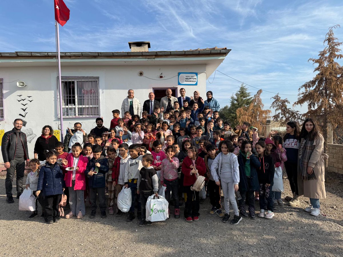kiziltepetokiio's tweet photo. Toki İlkokulu 2-B sınıfıDerik Çayköy ve Kelektepe İlkokullarını kendilerine kardeş köy okulu seçerek ziyarette bulundular.Ziyarete Okul Müdürümüz Aydın BAHÇİVANCI,Müdür yardımcımız Mesut AYDIN ve Sınıf Öğretmeni Ramazan AY katıldı.@tcmeb @Yusuf__Tekin @ABahcivanc @MstfaKAHRAMAN https://t.co/R6awn2bliP