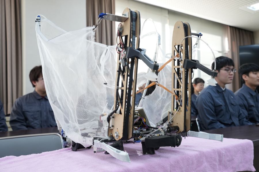 Koshi_city's tweet photo. 【全国準優勝！】
合志市の熊本高専熊本キャンパスのチームが全国高等専門学校ロボットコンテスト（11月）で準優勝しました。

10日、市役所を表敬訪問。着地やサンプル回収など月面探査をイメージした競技で使ったロボットを披露しました。皆さん、おめでとうございます！

＃合志市
＃高専ロボコン https://t.co/6zW288DTNg