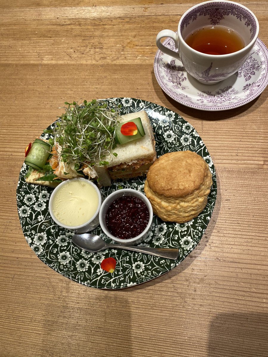 op_q's tweet photo. クウさん（@cicadapie ）
と新年会。日比谷ミッドタウン地下の紅茶専門店   #TEAROOM KIKIさんへ
行きました。
TEAフリーで何種類もの紅茶を適量カップに淹れてくれます。まるで利き酒の様❣️楽しめました。お腹はタポタポ😅
スコーンとても美味しかったです。 https://t.co/CpGfnOIp1a