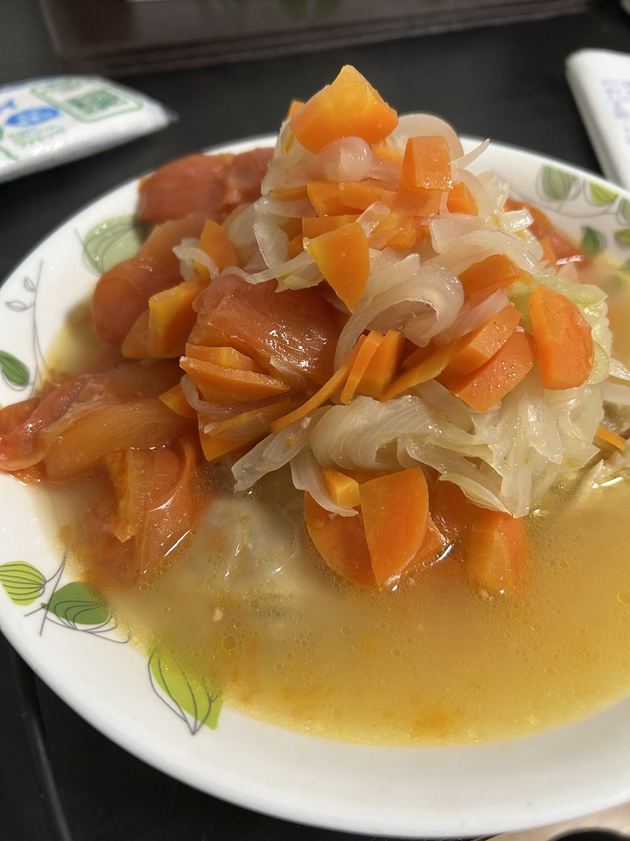 KEI_LEVELslime's tweet photo. 〜男料理〜
🥕【鶏肉のトマト煮込み】🍅
食べやすいサイズに切った具材を炊飯器に入れて、早炊きしたら出来上がる手間なし料理！

🌱豆知識🌱
玉ねぎを切る時、息止めてると目が痛くならない
#料理 https://t.co/7N0ueDaEFi