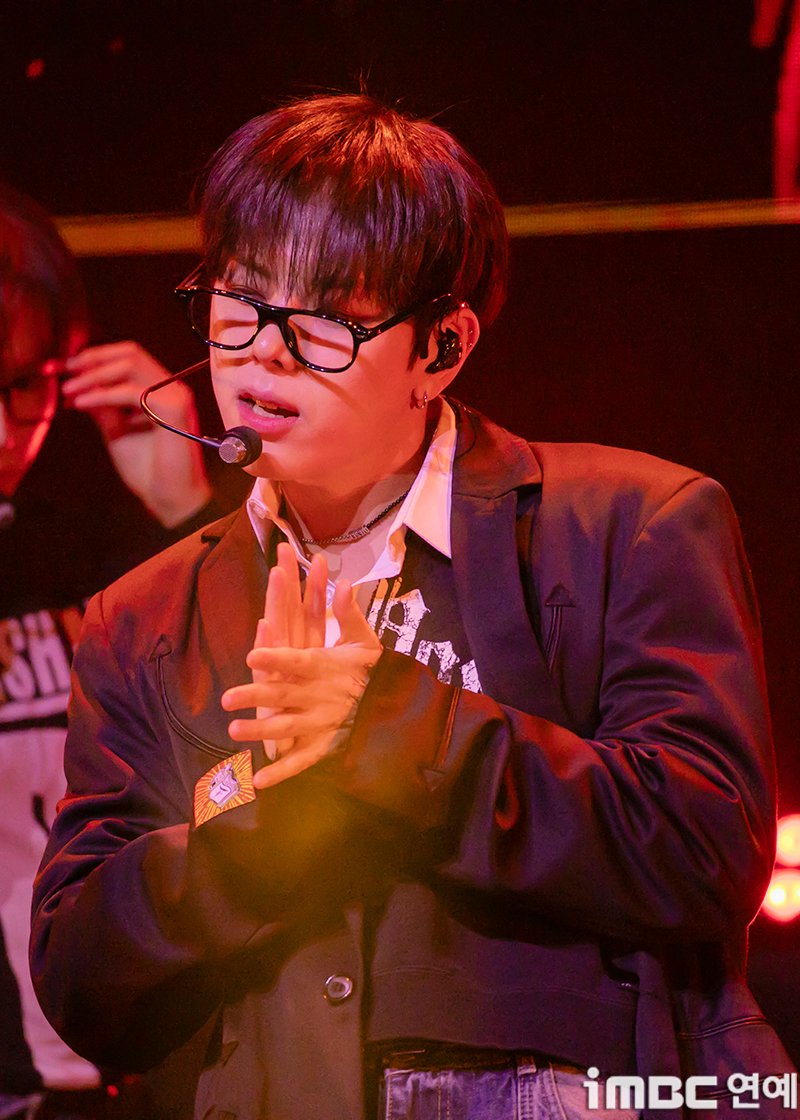 imbcenews's tweet photo. [포토] 장대현, 안경 맞춤 무대 
#위아이 #WEi #TheFeelings #NOTENOUGH
#장대현 #JANGDAEHYEON #쇼케이스_250115 [iMBC연예]

위아이는 타이틀곡 ‘NOT ENOUGH(낫 이너프)’로 활발한 활동을 펼친다.

⬇️고화질 Click Plz⬇️
https://t.co/AeOlle3CAV https://t.co/kEDWaMqZQl