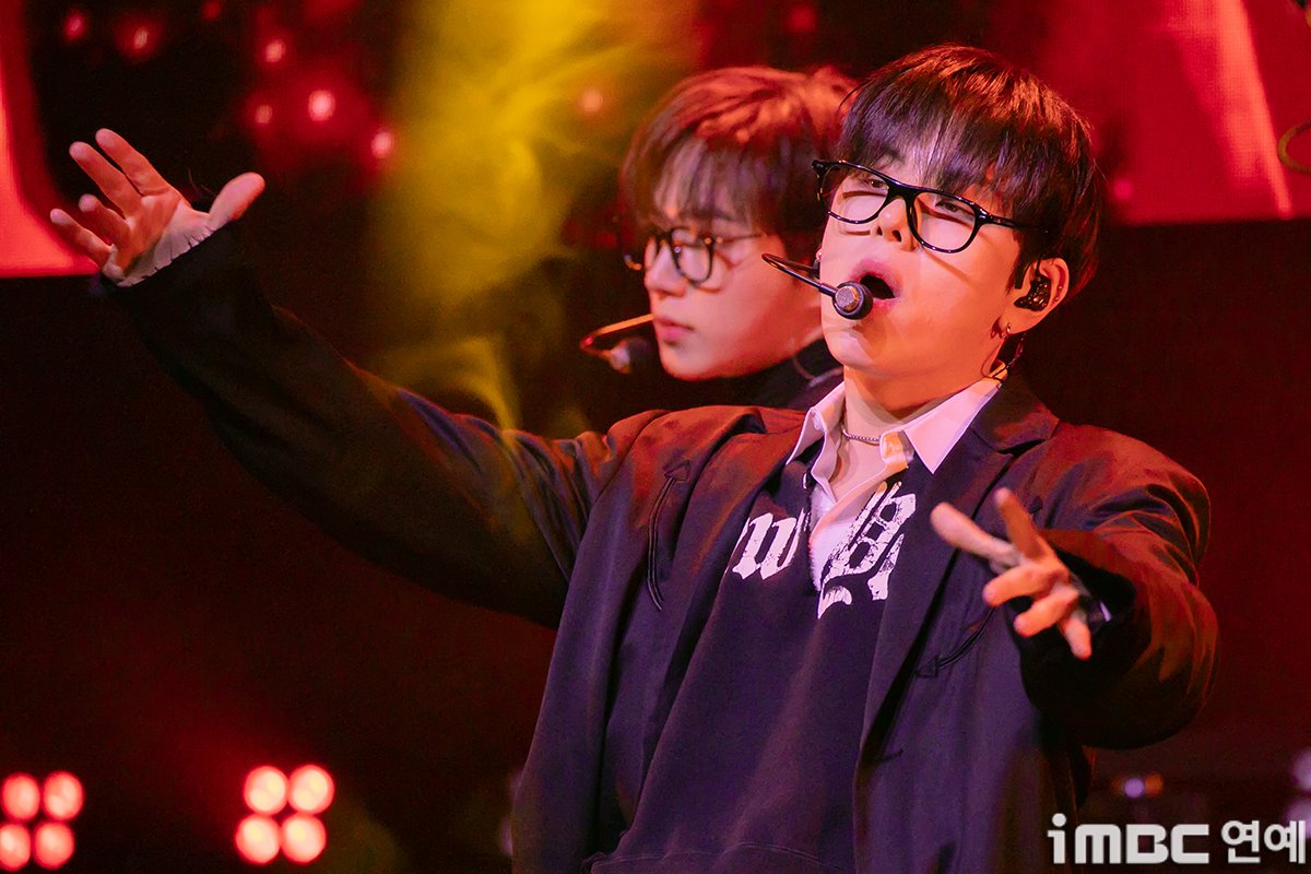 imbcenews's tweet photo. [포토] 장대현, 안경 맞춤 무대 
#위아이 #WEi #TheFeelings #NOTENOUGH
#장대현 #JANGDAEHYEON #쇼케이스_250115 [iMBC연예]

위아이는 타이틀곡 ‘NOT ENOUGH(낫 이너프)’로 활발한 활동을 펼친다.

⬇️고화질 Click Plz⬇️
https://t.co/AeOlle3CAV https://t.co/kEDWaMqZQl