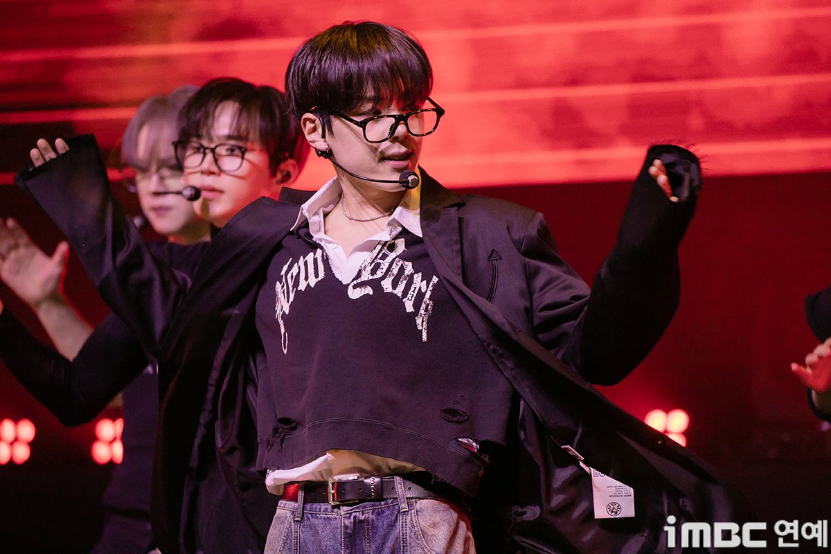 imbcenews's tweet photo. [포토] 장대현, 안경 맞춤 무대 
#위아이 #WEi #TheFeelings #NOTENOUGH
#장대현 #JANGDAEHYEON #쇼케이스_250115 [iMBC연예]

위아이는 타이틀곡 ‘NOT ENOUGH(낫 이너프)’로 활발한 활동을 펼친다.

⬇️고화질 Click Plz⬇️
https://t.co/AeOlle3CAV https://t.co/kEDWaMqZQl