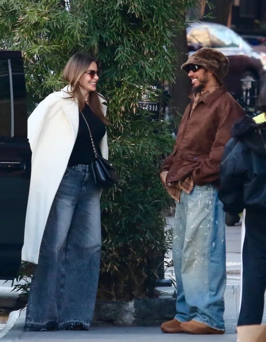 F1Krampon's tweet photo. 👀 Lewis Hamilton, 52 yaşındaki Kolombiyalı oyuncu Sofia Vergara ile birlikte New York'ta görüntülendi. https://t.co/7Zst73dfWj