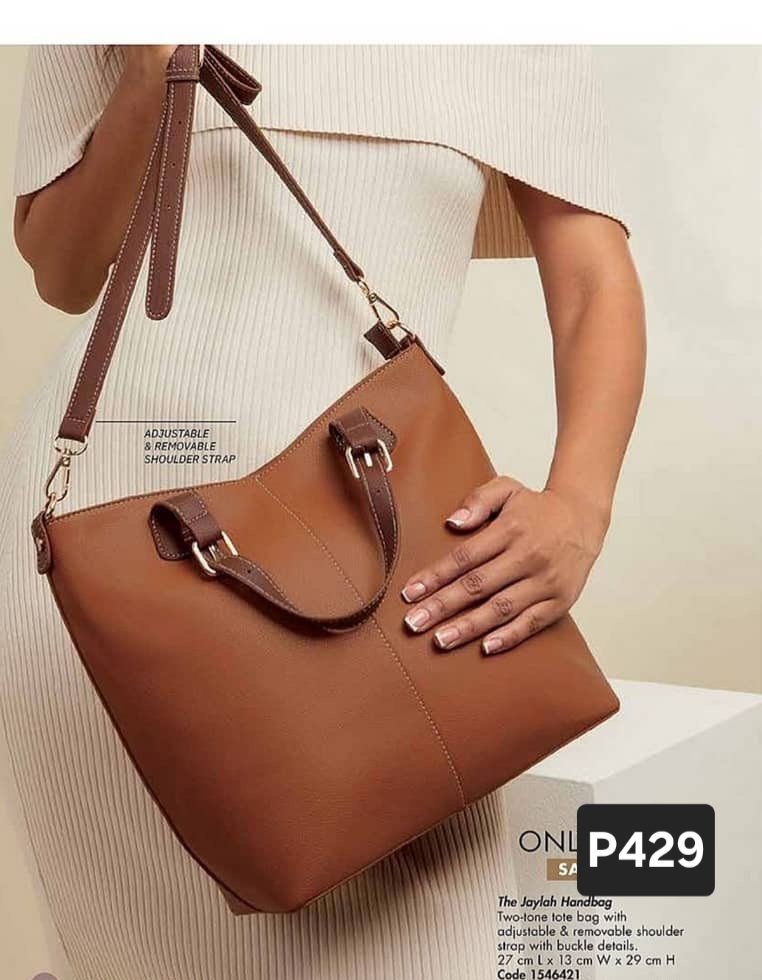12kdpatrick's tweet photo. Happy new year X family! 
I sell beautiful and quality handbags! 
Available by order at 73 658 002!!
Please like and retweet! 
Your support would mean a lot!
#Trending 
#SupportSmallBusiness 
#luxurybags
#JustineBotswana https://t.co/49hdtQbHWA