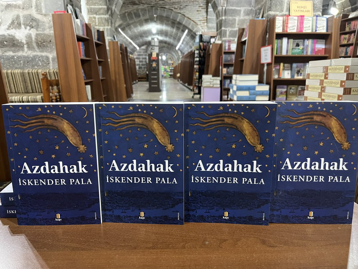 Kan ve şiddet üzerinden yapılan hesaplar dünyayı kaosa sürüklemeye başladığında sapkın akıllar, gökten inecek muhayyel bir kurtarıcı için cinayetler işlemeyi, zulümler üretmeyi masum bir iman olarak görürler.
Gerisi insanlığın kaderidir.
#iskenderpala #roman #tarih #kitap