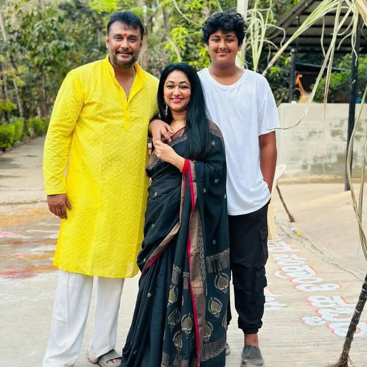 nampolitics's tweet photo. ಡಿ ಬಾಸ್ ಕುಟುಂಬ♥️♥️
Follow 👉 @cinemanamusiru
#Cinemanamusiru #dboss #darshanthoogudeepa #vijaylakshmidarshan #vineeshdarshan https://t.co/3zcb7fDliu