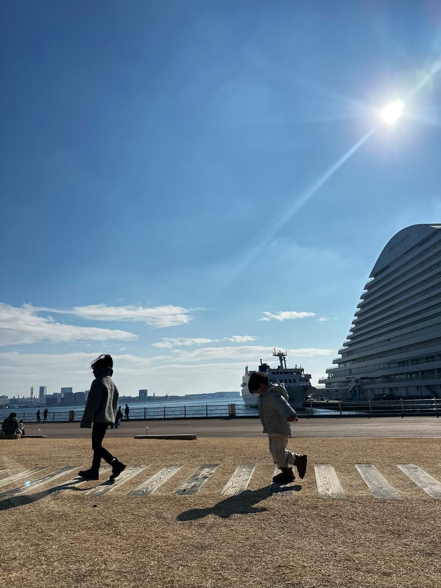 _alisastyle_'s tweet photo. 最近また何かとよく行く神戸🚢
初めてレギュラー番組を持たせてもらったのも神戸で、とにかく必死だった19歳の頃を思い出す😌💭
あとは私も主人も神戸出身じゃないのに
なぜか結婚式を挙げる場所は神戸一択で、
神戸のいろんな式場見学したり、打ち合わせで何回も訪れた街。やっぱり神戸すきやなぁ〜 https://t.co/qPiazXPTMF