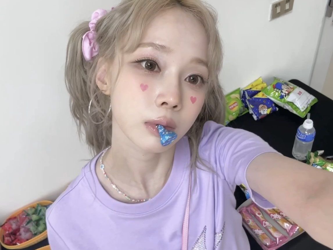karwinfan's tweet photo. can she chill https://t.co/TYC7MneIk4