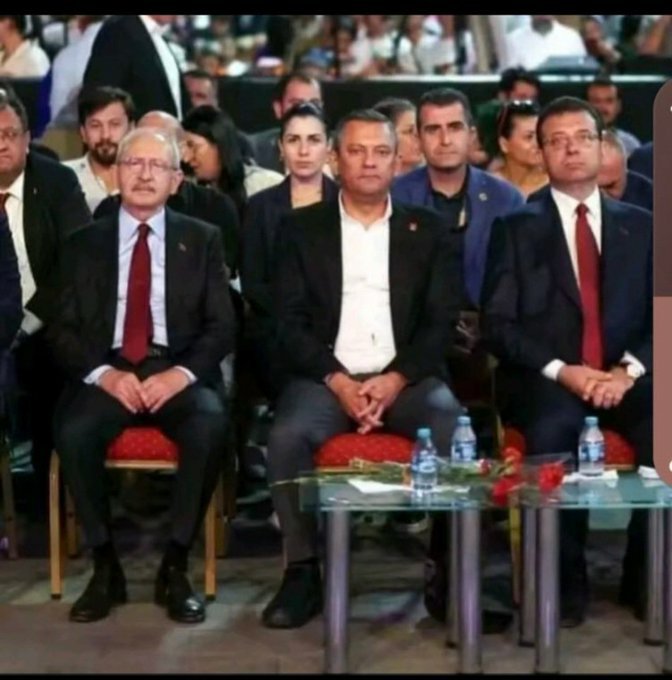 bu Resim Chp nin en büyük ayıbıdır. 
<a href="/eczozgurozel/">Özgür Özel</a> 
<a href="/herkesicinCHP/">CHP 🇹🇷</a>  işte bu zihniyet yüzünden CHAPE İKTİDAR OLAMADI sittin sene de OLAMAZ.