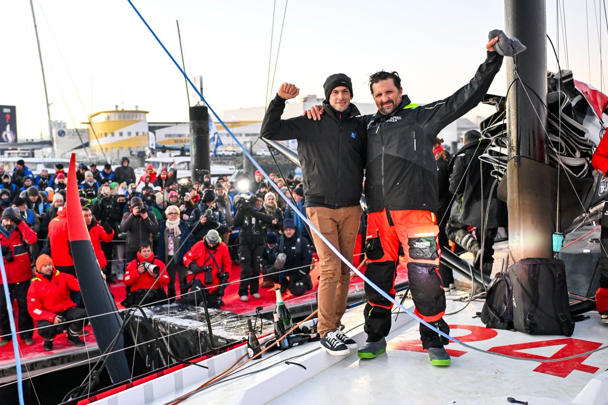 Ça y est, <a href="/yoannrichomme/">Yoann Richomme</a> a enfin touché terre ! Entouré de son équipe et chaleureusement accueilli par le vainqueur <a href="/CharlieDalin/">Charlie Dalin</a>, ils ont célébré ensemble cet instant inoubliable. 🍾