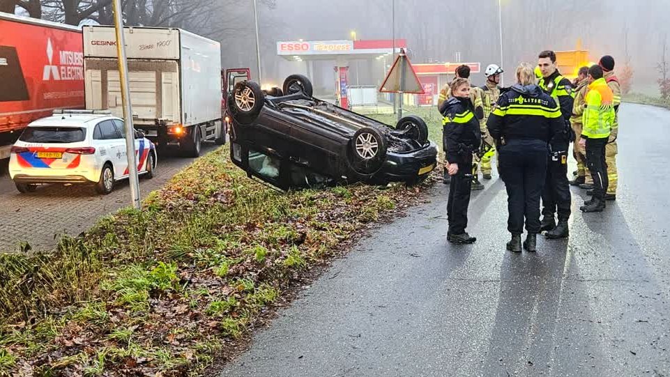 Auto belandt op de kop na aanrijding met vrachtwagen