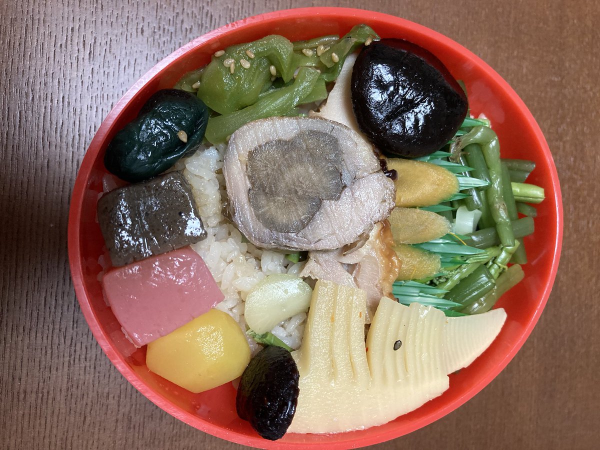 umaimonogasukki's tweet photo. 初の息子連れ帰省してきました🚅
じいばあが息子と仲良く遊んでくれる姿にほっこり☺️地元グルメ堪能しすぎて滞在中ずっと腹パン🐖 https://t.co/7Fz4tbuebO