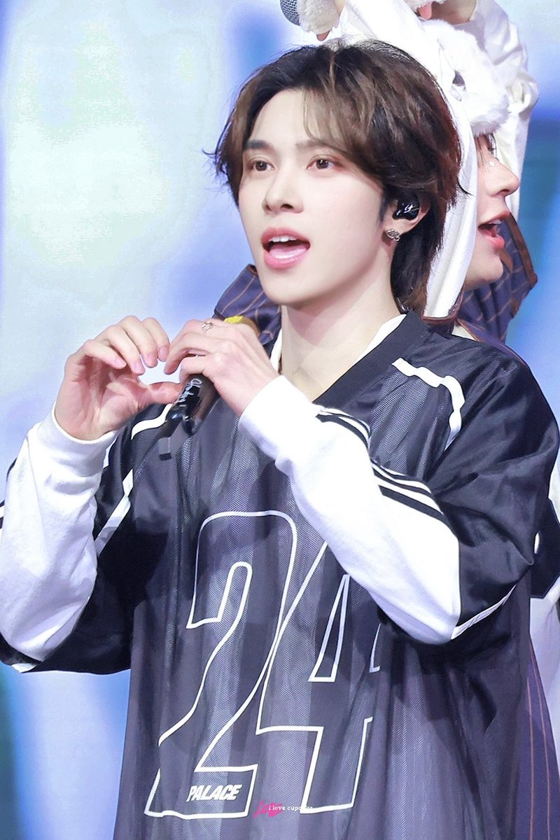 ILOVECUPCAKE111's tweet photo. 250112 SEOUL SMTOWN 

🫶🏻比心比心🫶🏻

#185大帅哥 
#HENDERY #黄冠亨 #헨드리 #ヘンドリー
#WayV #威神V #웨이션브이
#SMTOWN #SM_30thAnniversary
#SMTOWN2025 #SMTOWN_LIVE #SMCU https://t.co/WBsDpBRSFL