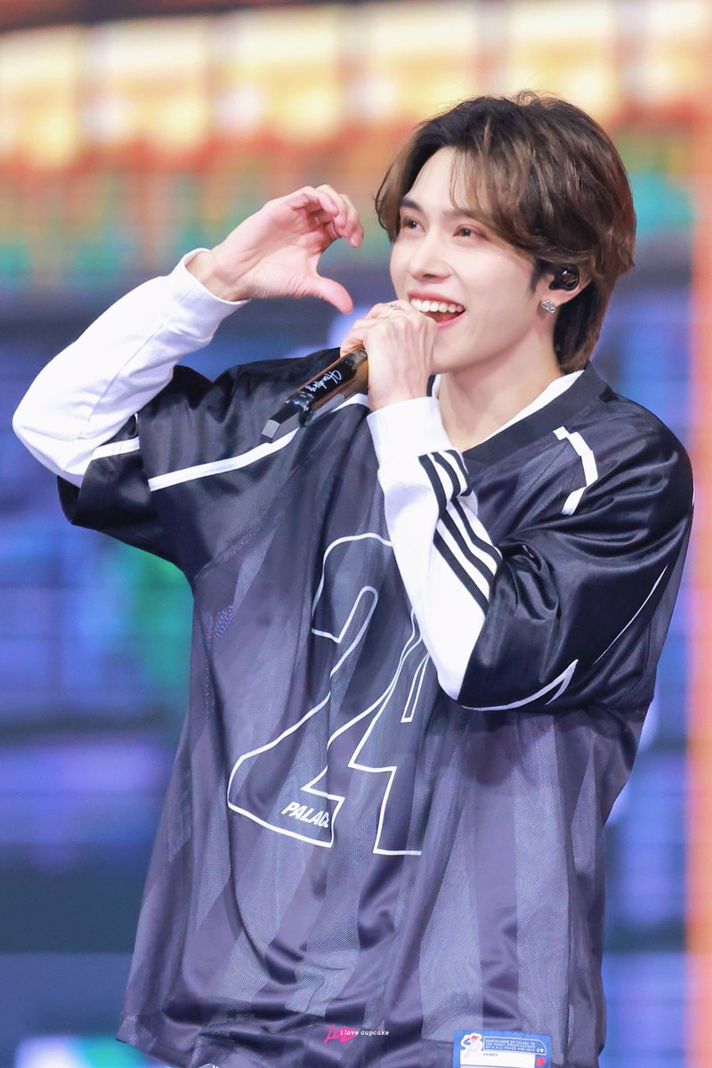 ILOVECUPCAKE111's tweet photo. 250112 SEOUL SMTOWN 

🫶🏻比心比心🫶🏻

#185大帅哥 
#HENDERY #黄冠亨 #헨드리 #ヘンドリー
#WayV #威神V #웨이션브이
#SMTOWN #SM_30thAnniversary
#SMTOWN2025 #SMTOWN_LIVE #SMCU https://t.co/WBsDpBRSFL