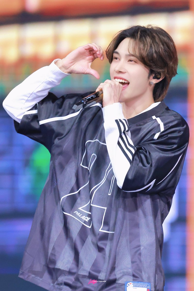 ILOVECUPCAKE111's tweet photo. 250112 SEOUL SMTOWN 

🫶🏻比心比心🫶🏻

#185大帅哥 
#HENDERY #黄冠亨 #헨드리 #ヘンドリー
#WayV #威神V #웨이션브이
#SMTOWN #SM_30thAnniversary
#SMTOWN2025 #SMTOWN_LIVE #SMCU https://t.co/WBsDpBRSFL