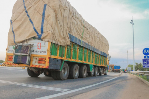 Malijetactu's tweet photo. Brèves : Transport hors gabarit: Un délai de trois mois aux hors la loi https://t.co/Orkzh2aNNQ #malijet #mali #gabarit #transport https://t.co/T4QRT8mLpU