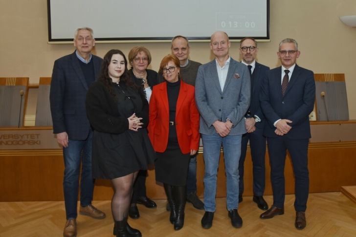 Za nami pierwsze posiedzenie nowej Rady Uczelni Uniwersytetu Zielonogórskiego w kadencji 2025 - 2028 🎓

W skład rady wchodzą zarówno przedstawiciele społeczności akademickiej, jak i otoczenia zewnętrznego 👩‍🎓👨‍💻

Więcej ⤵️
uz.zgora.pl/aktualnosci/ra…