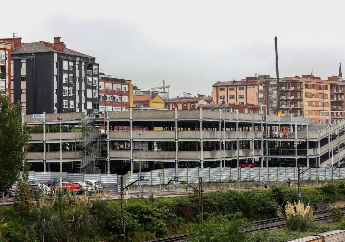 Este es el aparcamiento en altura de Torrelavega, llamado Carmencita, y que la Alcaldesa <a href="/cris_ayala_/">Cristina Ayala</a> pone de ejemplo para justificar abrir la posibilidad de hacer uno igual en María Amigo o junto a los coles🫣
Más motivos para acudir a la concentración del Jueves 16 a las 19:30