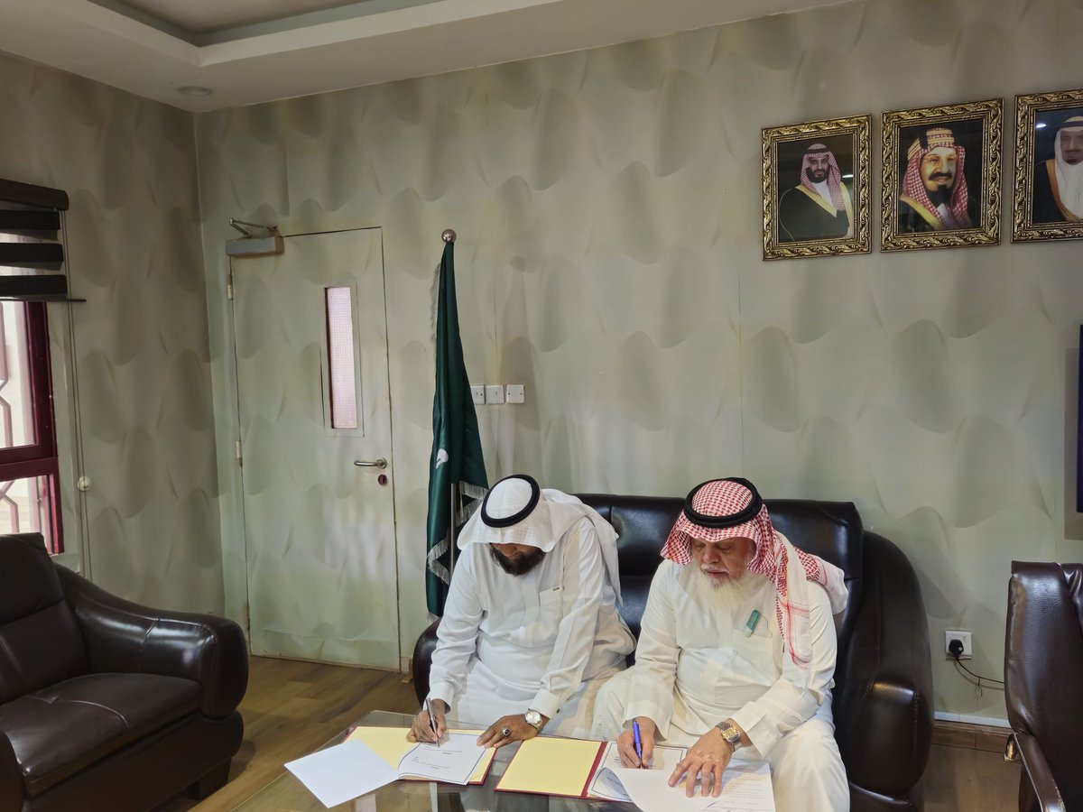 TanmiahWm's tweet photo. لنستمر في العطاء ونتعاون عليه فنرتقي بالمجتمع المكي نحو حياة أفضل تم تجديد عقد الشراكة المجتمعية لجمعية #الشوقية مع #مدرسة معاذ بن جبل الثانوية ، نسأل الله المنان أن يبارك الجهود ويعظم الأجور .

#الشراكه_المجتمعيه# https://t.co/aZLAmq8EEs