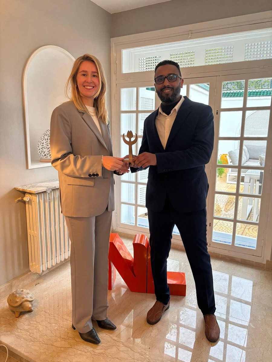 NLambLib's tweet image. Today we awarded @MansourAtti87 the 2024 Netherlands Embassy Tulip for his tireless work defending human rights, and advocating for marginalized communities in Libya. The Netherlands proudly stands with HR defenders for a just and inclusive future. 🇳🇱🌷 #HumanRightsTulip