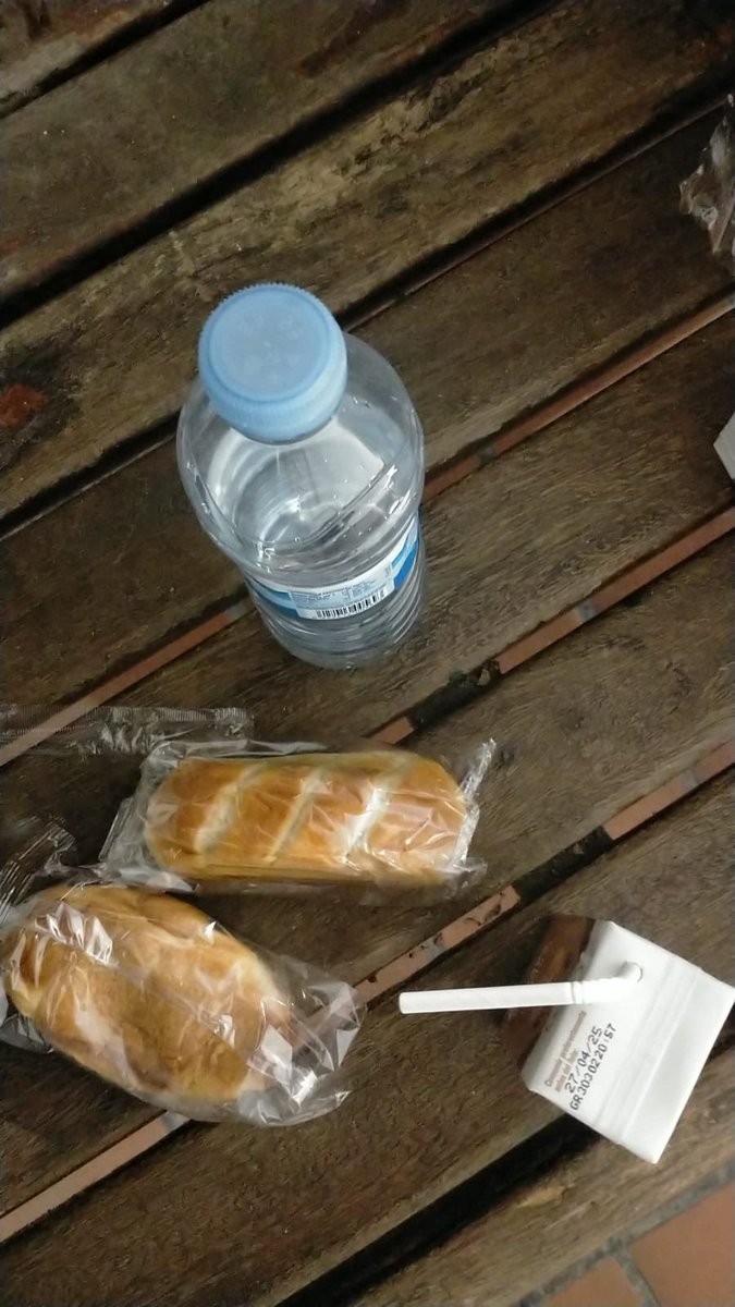 Bi gauez soilik ireki dute La Sirena aterpetxea negu honetan. Bi gauez soilik. Eta hau da atzo erabiltzaileei eman zieten afaria: Bi bollo ziztrin eta zuku bat. Gizatasun eta lotsa gutxi, pobreen kontrako guda honetan.