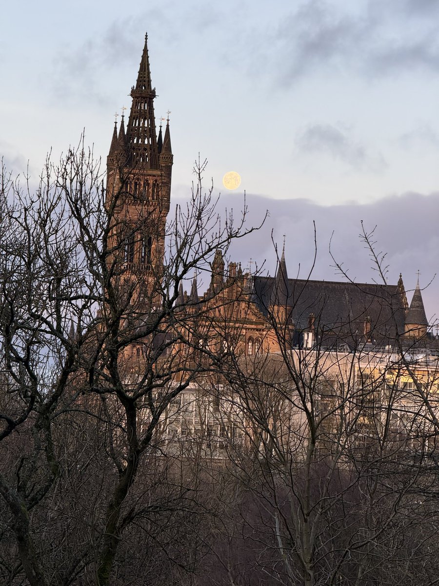 Ooo I do love a full moon! <a href="/uofglibrary/">University of Glasgow Library</a> <a href="/KelvingrovePark/">Kelvingrove Park</a>