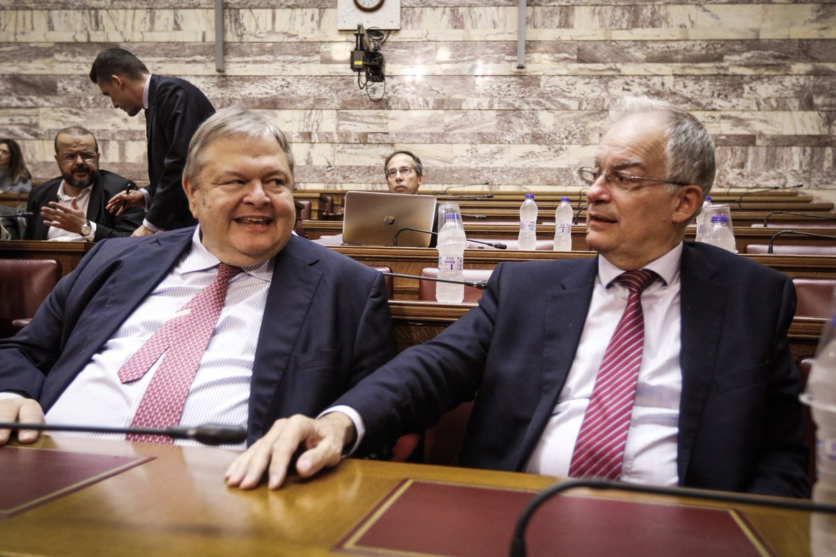 Εγώ λέω ότι θα προτείνει αυτόν με το μπλε σακάκι και τη ροζοκόκκινη γραβάτα...