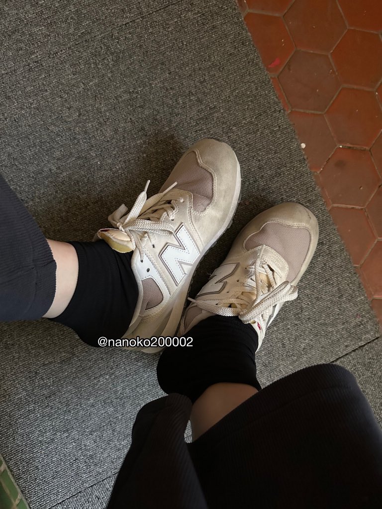 #現貨 #NB574

是不是很久沒有看到蘿莉女王賣臭鞋啦？這不就來了😊

工作都穿它 髒到不能再髒 脫鞋子都怕臭到被人發現

這麼乾淨的女生有腳臭啦🥵

👉🏻趕緊私訊帶走夢幻臭鞋

#原味 #原味袜子 #球鞋 #不穿襪 #正妹 #女生原味 #雪靴 #船襪 #性感 #pedsocks #socks #shoes #足控 #戀足 #內褲 #ATM奴 https://t.co/yGQFuGb9kS