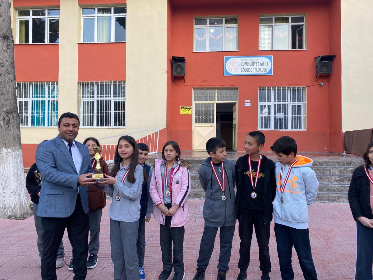 Kaleli Yakan Top Turnuvasında 7-8 sınıflarda 3. olan öğrencilerimiz ile 5-6 sınıflarda şampiyon olan öğrencilerimize Milli Eğitim Müdürümüz Sayın Hüseyin Kadim tarafından ödülleri verildi. Öğrencilerimizi ve öğretmenimizi tebrik ederiz.
<a href="/fazilet_durmus/">Fazilet Öğretmen 🇹🇷</a> <a href="/yusufziyayakti/">Yusuf Ziya Yaktı</a> <a href="/h_kadim33/">Hüseyin KADİM</a>