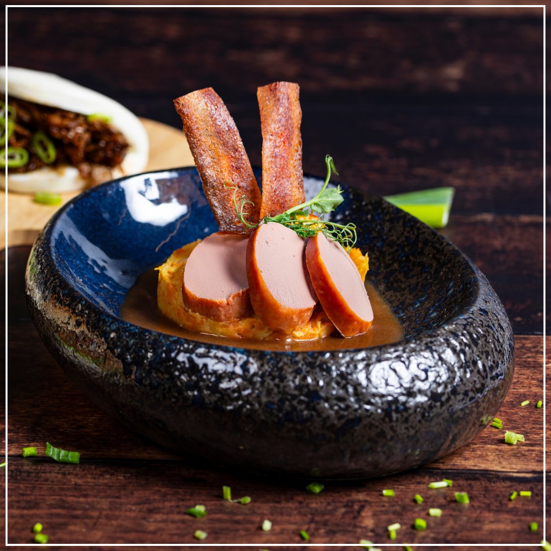 🔥 𝗗𝗘 𝗥𝗢𝗢𝗞𝗪𝗢𝗥𝗦𝗧 𝗩𝗔𝗡 𝗗𝗘 𝗧𝗢𝗘𝗞𝗢𝗠𝗦𝗧 𝗜𝗦 𝗛𝗜𝗘𝗥! 🔥
Onze nieuwe vegetarische #rookworst, zonder kunstmatige aroma's, is nu beschikbaar! De rookworst voldoet al aan de EU-richtlijnen die in 2026 ingaan. Proef 'm op de #Horecava (hal 8, stand 08.126)