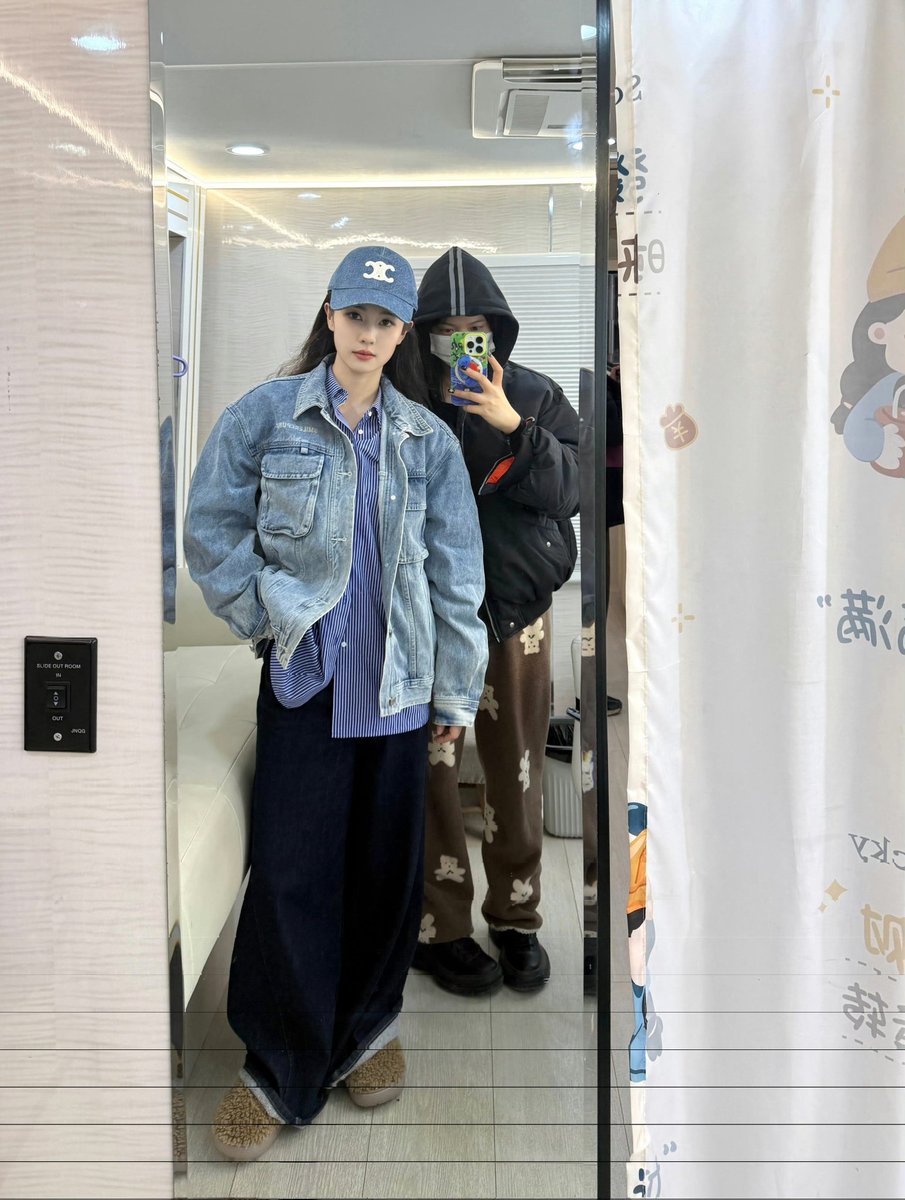 wbailu's tweet image. #Misc there&apos;s a funny story behind this picture: I thought my outfit was, well… meh, pajama?! Naturally, I turned to HeHe and said, “Wanna swap outfits?” To my surprise, she agreed without hesitation. And voilà! This just proves teamwork makes the dream work.